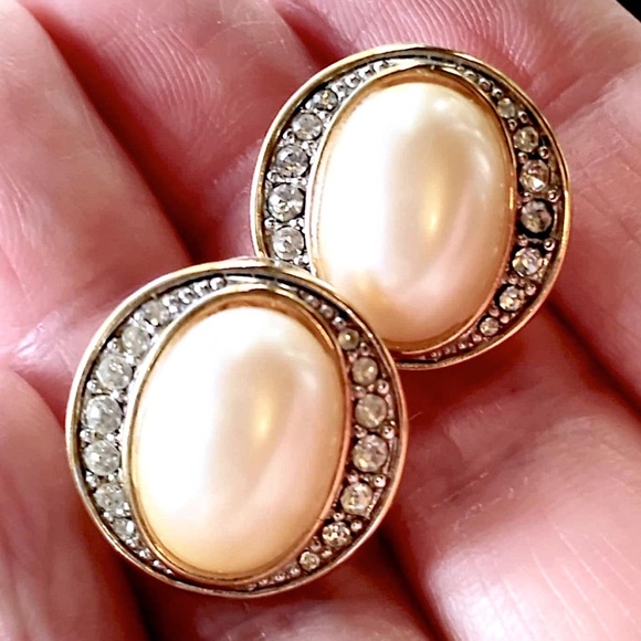 MONET Vintage Oval Pearl Gold Tone Clear Rhinestone Earrings - Picture 1 of 5
